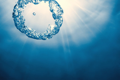 水下的气泡环向太阳升起。