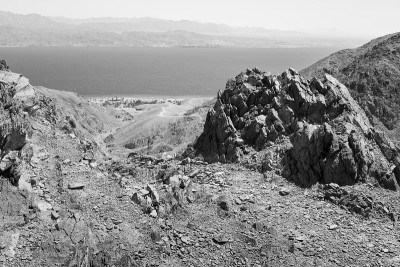 埃拉特和亚喀巴山和红海景色B&W。
