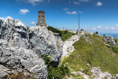 自由纪念碑希普卡和景观Stara Planina(巴尔干)山，保加利亚