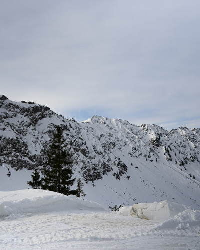 白雪皑皑的阳光山景