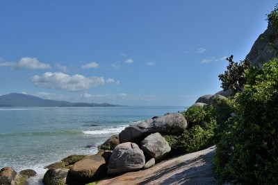 海滩上用石头