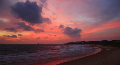 Tynemouth Longsands海滩上的多云日出