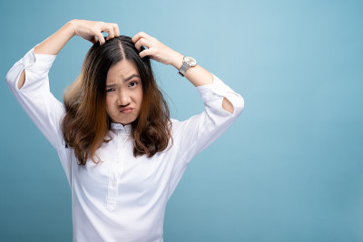 女人挠着头