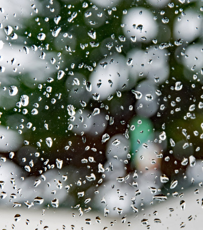 雨滴落在窗户上