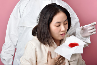 冠状病毒血液检测阳性，亚洲女性对疾病血液筛查结果感到震惊，医生在医院筛查covid-19感染患者。