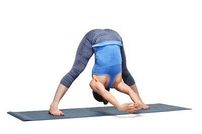 女实践阿什坦加串联瑜伽asana Prasarita padottanas