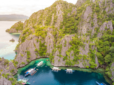 鸟瞰图上的双泻湖天堂岛与尖锐的石灰岩，热带旅游目的地-科伦，巴拉望，菲律宾。