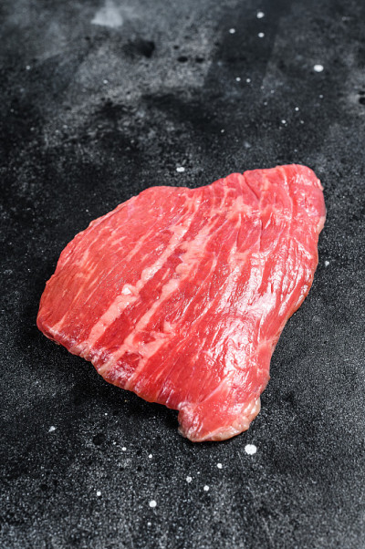 生铁牛排。大理石牛肉黑色安格斯。黑色背景。俯视图