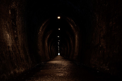 旧砖隧道。这条人行道以前是一条铁路。