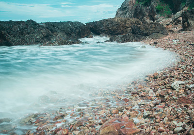 模糊的运动，海浪冲上岸期间