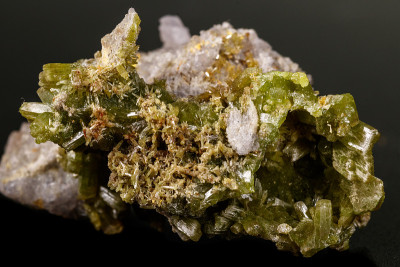 宏观焦闪石矿物石上的黑色背景