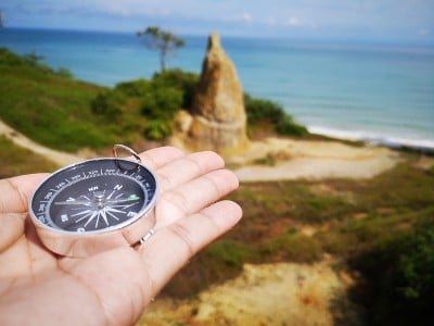 罗盘是一种用于导航和定位的仪器，它显示相对于地理基本方向或点的方向。有的利用磁能和风水来提升生活质量