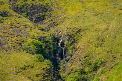 英格兰坎布里亚郡考特利喷口附近的约克郡山谷景观