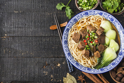 麻辣红汤牛肉面放在木桌上的碗里