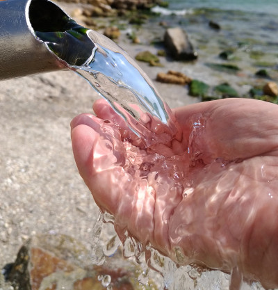 水管与自流清水和一只手