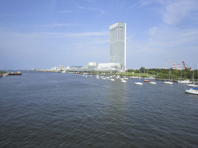 一群小船漂浮在蓝天和海滩上