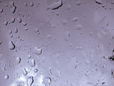 雨落在挡风玻璃上