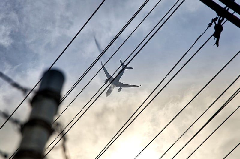 波音787飞机在洛杉矶市中心上空飞行