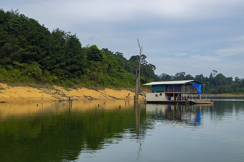 马来西亚皇家贝鲁姆国家公园位于霹雳州，周围的热带雨林景观自然之美