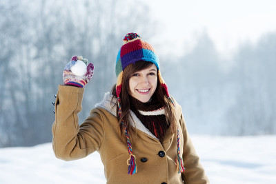 年轻女子扔雪球