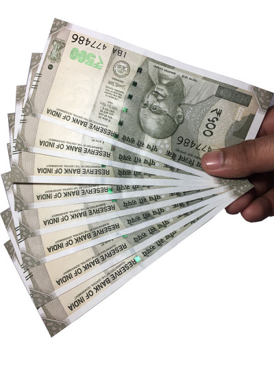 手里有500印度货币