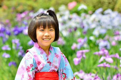 日本的衣服的女孩