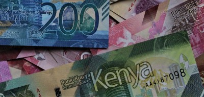 200肯尼亚先令在一堆不同的肯尼亚先令纸币上，俯视图。