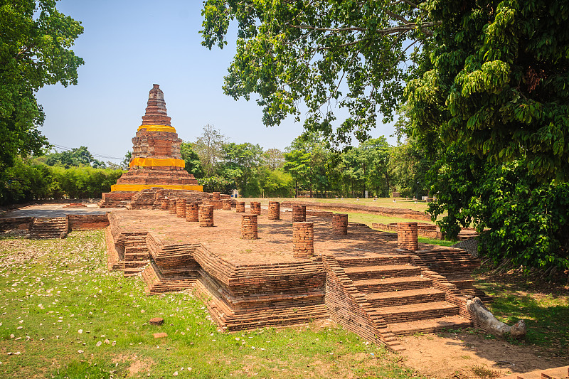 叶猴寺(Langurs’Temple)是泰国清迈的Wiang Kum Kam的一个被毁坏的寺庙，这是