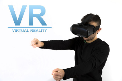 年轻漂亮，现代与vr眼镜，享受和驾驶在虚拟现实模拟器