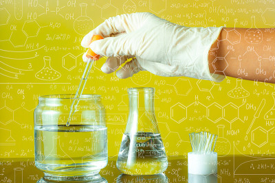 科学家手里拿着装有试管的烧瓶