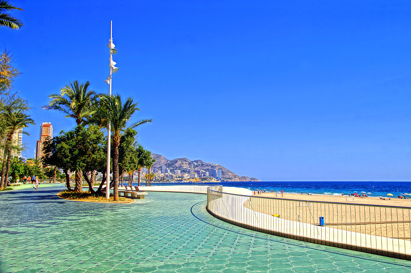 西班牙贝尼多姆(Benidorm)的波尼恩特海滩(Playa Poniente)上的公共步道