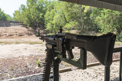 在越南胡志明市，人们在古池隧道中射击时使用的机枪小队自动武器