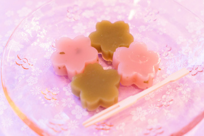 日式糖果“洋眼”与樱花的形状