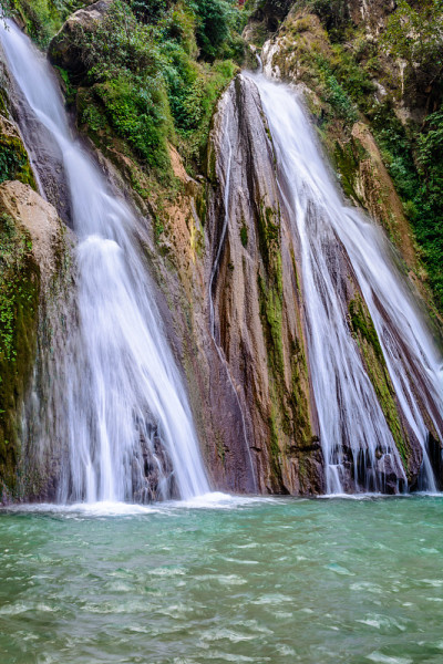 美丽的Kempty瀑布与蓝绿色的水在Mussoorie