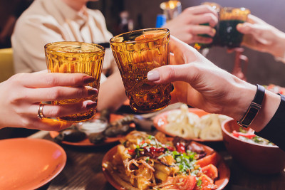 碰杯，举杯祝酒，派对。