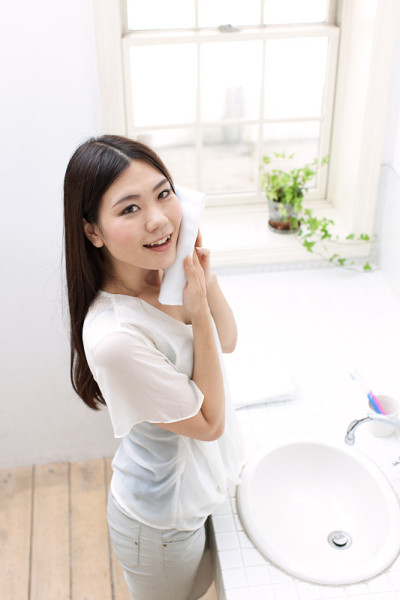 洗面奶的年轻女性。
