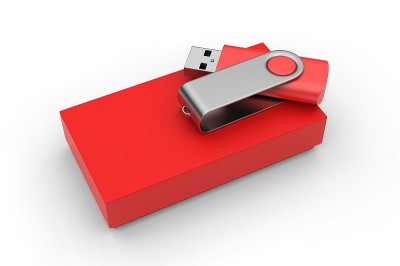 空白笔驱动器与纸盒包装的促销品牌。3 d渲染插图。