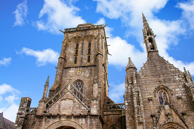 Locronan。圣罗南教堂正面，Finistère，布列塔尼