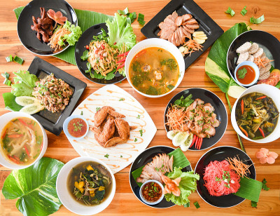 许多种类的各种泰国菜单亚洲食物放在木桌上，俯视图