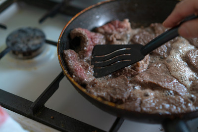 肉片在平底锅里煎