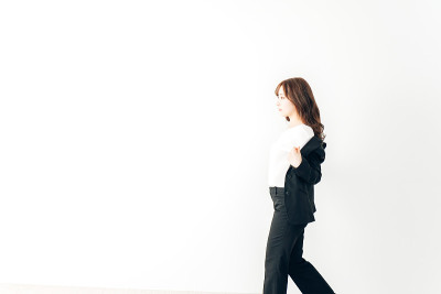 年轻的女商人正在脱衣服