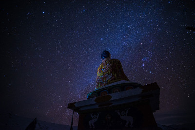 喜马拉雅山-斯皮提山谷的夜间佛像