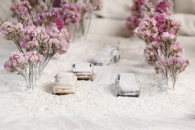 汽车在大雪中行驶。