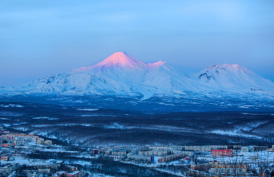 堪察兹基的彼得罗夫斯克和火山全景
