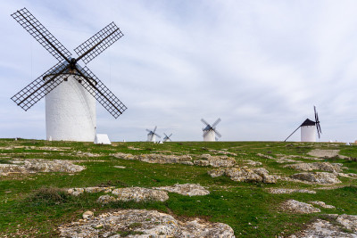 坎波·德克里普塔纳(Campo de Criptana)小镇上方的拉曼查(La Mancha)历史悠