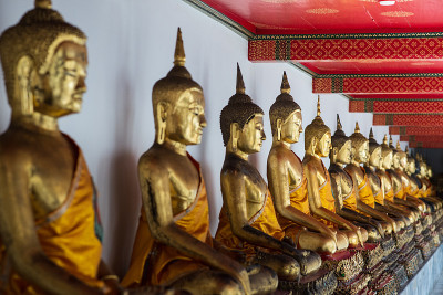 一座佛寺里的金佛雕像