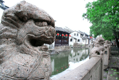 栏杆上的古代石狮