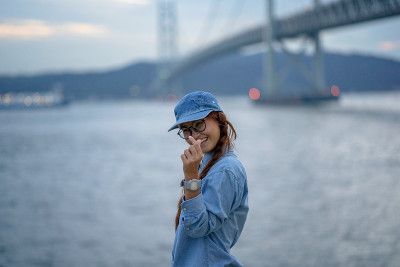 年轻漂亮的亚洲女孩穿蓝色牛仔衬衫和帽子。