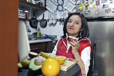 一位拉丁妇女正在享用美味的苹果