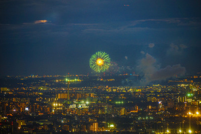 从东京都政府大楼观景台可以看到调布烟花